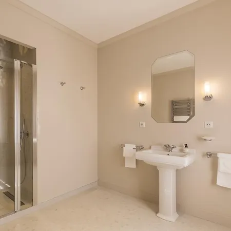 Couette-café D'hôtes De Château Renon 3*